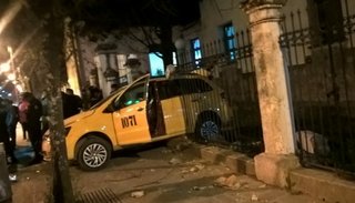 Un remis chocó contra el Hospital San Roque