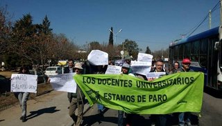 Docentes de la UNSa extienden el paro en reclamo de mejoras salariales