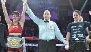 Marcela "La Tigresa" Acuña vuelve a reinar en supergallo