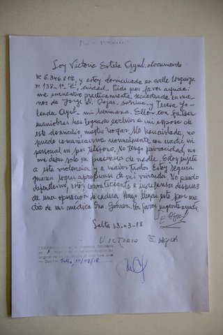 Una mujer de 82 años denunció con una carta que está secuestrada en un departamento salteño