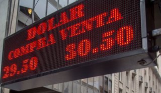 El Banco Central debió vender 210 millones de dólares para contener el tipo de cambio