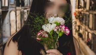 Polémica producción hot de una modelo en el cementerio
