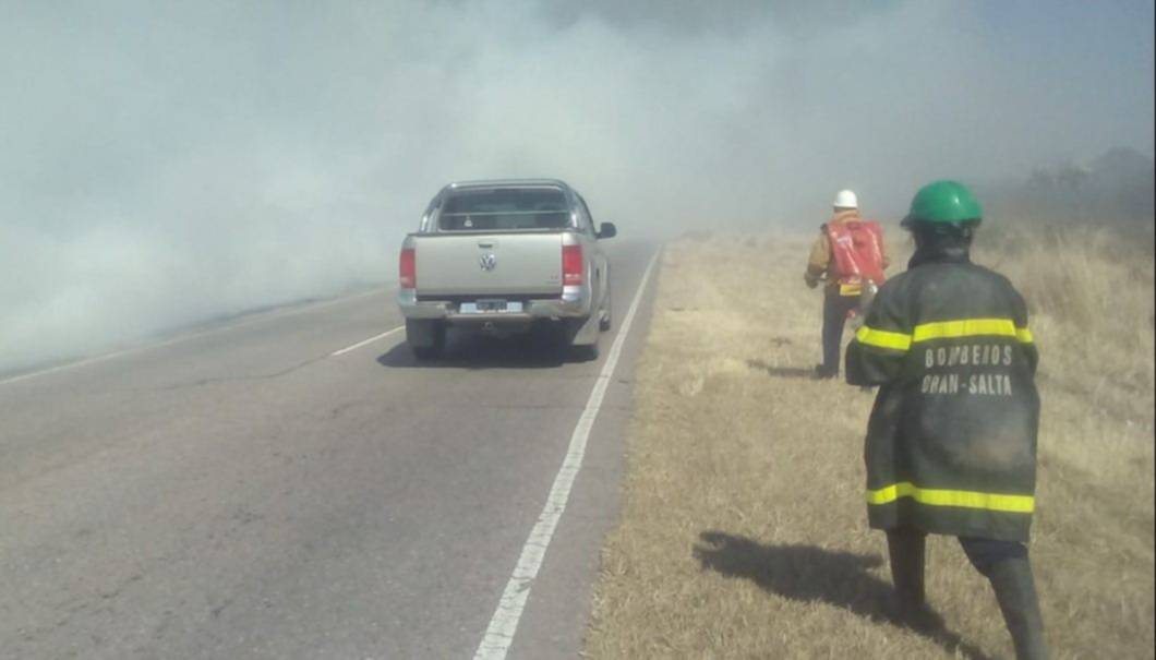 Bomberos sin recursos: apagan el fuego con botellas descartables