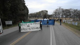 Empleados de la Subsecretaría de Agricultura Familiar cortan la ruta 68, en el acceso a Cerrillos