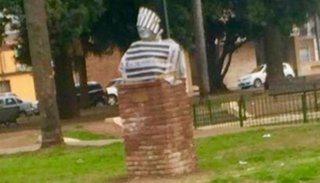 Busto de Néstor Kirchner amaneció vestido de preso