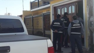 La contrató por la web y la violó