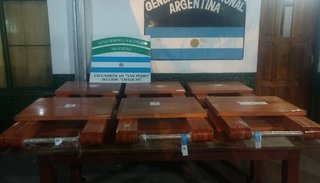 Llevaba más de cien kilos de cocaína en seis mesas de maderas