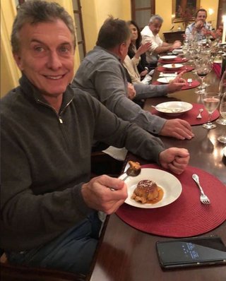 Macri compartió una foto comiendo flan en Cafayate: ¿mensaje para Alfredo Casero?