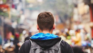 Los jóvenes sufren cinco veces más pobreza que los adultos