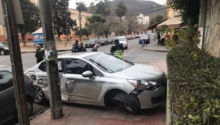 Tremendo choque de un vehículo en el centro salteño que terminó en la vereda