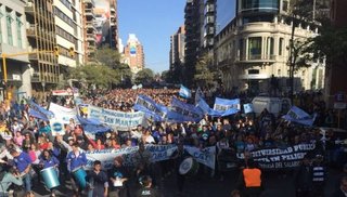 Más de cien mil personas marcharon en Córdoba en defensa de la universidad pública