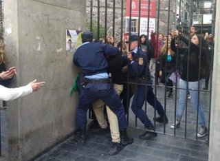 Video. Denuncian que la Policía ingresó a la Universidad Nacional de Córdoba para impedir una asamblea estudiantil