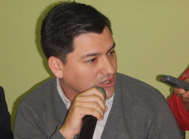 Está acusado de abuso, fue jurado de una elección de reina y es concejal: piden que renuncie a su banca