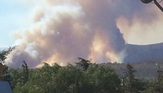 Un incendio fuera de control avanzan contra Capilla del Monte