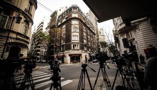 Un vestidor con puerta blindada, el sorpresivo detalle en el departamento de Cristina en Recoleta