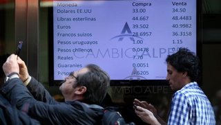Escepticismo: tras el anuncio de Macri, el dólar rompió el récord y cerró en $34,40