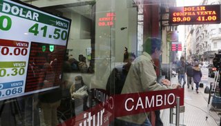 Jornada furiosa para el dólar, llegó a tocar el techo de los $42