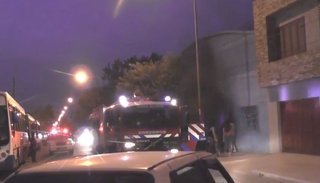Alarma en los vecinos de Güemes tras un impresionante incendio de un galpón