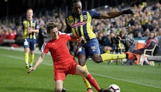 Video. Usain Bolt no pudo anotar en su debut como profesional por "lento"