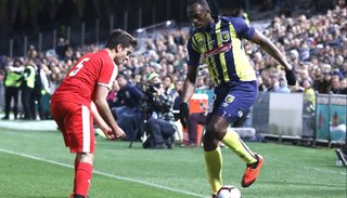 Usain Bolt debutó como futbolista y se perdió un gol por llegar tarde