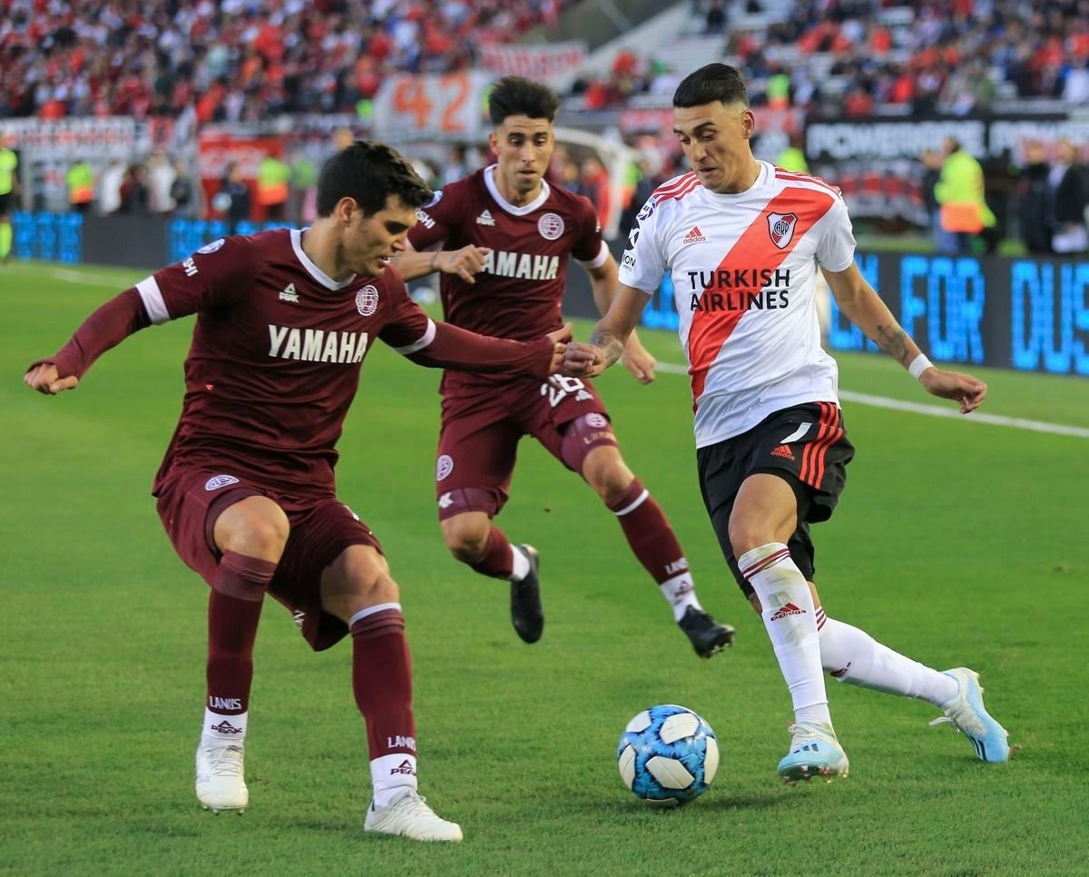 Resultado de imagen para MÃ¡s allÃ¡ de la intensidad defensiva mostrada por el equipo, Gallardo se fue muy conforme con la faceta de recuperaciÃ³n y festejÃ³ cada intervenciÃ³n.  Bajo la conducciÃ³n de Ignacio FernÃ¡ndez, River dominÃ³ a LanÃºs, cerrÃ³ un partido redondo, el cual liquidÃ³ en una rÃ¡faga de cinco minutos.  A los 23, una recuperaciÃ³n alta de la defensa de River agarrÃ³ mal parado a LanÃºs, y SuÃ¡rez, cuando quiso girar dentro del Ã¡rea, fue tumbado por Pasquini.  Se hizo cargo BorrÃ©, necesitado de confianza, quien no fallÃ³ ante Rossi para poner el 1-0 y la tranquilidad del "Millonario", que a esa altura ya habÃ­a generado infinidad de opciones.  La siesta de la defensa del "Granate" continuÃ³ un rato mÃ¡s, cuando "Nacho" FernÃ¡ndez filtrÃ³ la pelota para SuÃ¡rez, que definiÃ³ cruzado de zurda para ampliar la ventaja.  Una ventaja que no hizo relajar a River, ya que continuÃ³ generando opciones de peligro sobre el arco de AgustÃ­n Rossi, que desde el arco fue la razÃ³n para que LanÃºs mantuviera la esperanza de meterse en resultado.  Involucrando mucha gente en ataque, River evitÃ³ ceder el protagonismo a LanÃºs y hasta pudo haber liquidado la historia mucho tiempo antes.  A los 20 minutos, De la Cruz "picÃ³" la pelota en un penal que le cometieron a Ã©l mismo y Rossi, sentado sobre la lÃ­nea, atrapÃ³ la pelota.  La tranquilidad definitiva llegÃ³ a los 42 minutos, con un cabezazo de SuÃ¡rez que anticipÃ³ en el primer palo un cÃ³rner, y sellÃ³ su doblete.  River sigue ensamblando su juego en base a triunfos y preocupÃ³ a LanÃºs, que mira de reojo la lucha por la permanencia.