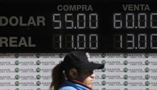 El dólar bajó $2,45 y cerró en $59,71