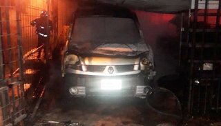 Prendieron fuego a dos vehículos en barrio El Bosque