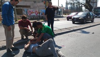 Un peatón fue embestido por un automóvil en la avenida ExCombatientes