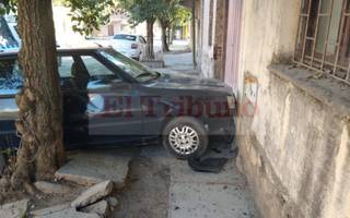 Dejó su auto abandonado luego de chocar contra una cochera