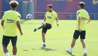 Setién ensaya línea de tres y Messi-Suárez adelante