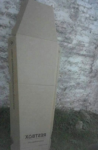 Pidió el sepelio gratuito del Gobierno y le enviaron una caja de cartón