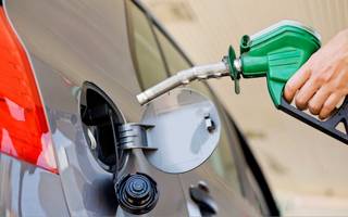 El Gobierno analiza aumentar el precio de las naftas y el gasoil en un 10 por ciento