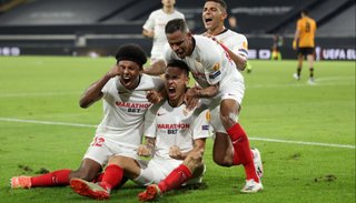 Ocampos, de cabeza, llevó al Sevilla a semifinales