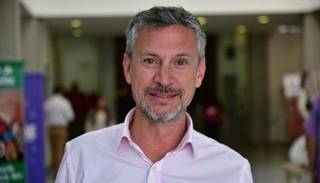 El ministro de Turismo está aislado y espera un hisopado