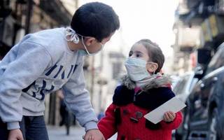 La OMS recomienda el uso de tapabocas a niños a partir de los 12 años