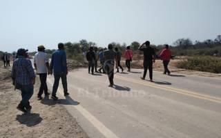 Cortan la ruta 54 en reclamo por falta de pagos en las comunidades