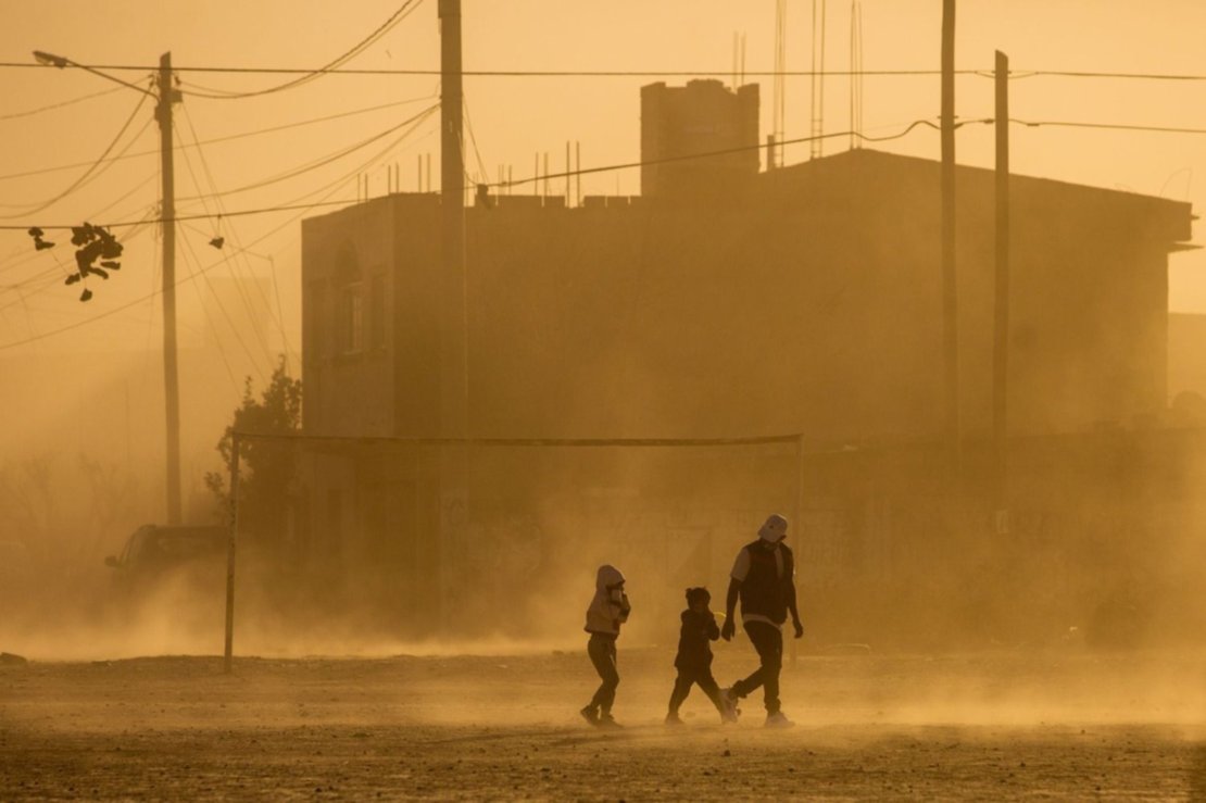 Un viento del 14 de agosto, en barrio Primera Junta. Javier Corbalán. Un viento del 14 de agosto, en barrio Primera Junta. Javier Corbalán.