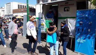 Están vacunando contra el Covid-19 en la plaza 9 de Julio