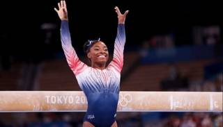 Simone Biles regresa a la competencia en Tokio 2020 y gana el bronce en barra de equilibrio