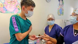 Alegría en la vacunación a  jóvenes con factores de riesgo