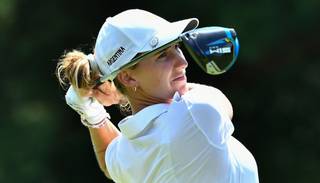 La argentina Simmermacher mejora pero sigue lejos de los puestos por medalla en golf