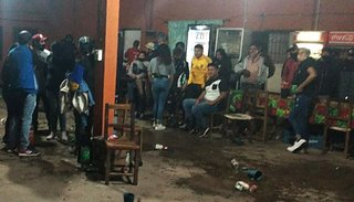 39 personas arrestadas en una fiesta clandestina
