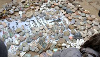 Marcha de las piedras: homenaje a fallecidos por COVID-19 y repudio al Gobierno