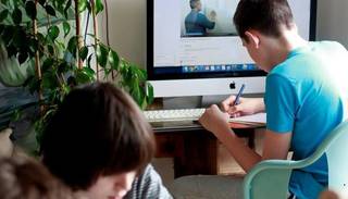  La crisis golpea a jóvenes Z:  cobran menos de $50.000