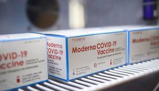 Moderna anuncia buenos resultados de su vacuna modificada contra Ómicron