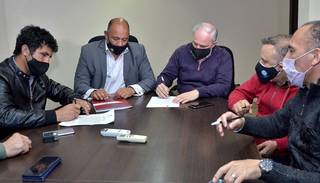 Gremios docentes y el Gobierno acordaron un aumento del 15% y acumularán un 51% este año