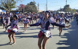 Alegre y colorido desfile por la Independencia de Bolivia