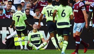 Manchester City, con dos de Haaland, debutó con victoria