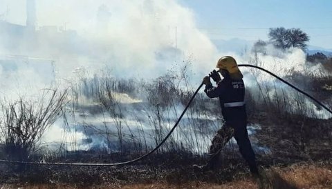 Sofocaron varios incendios de pastizales de gran magnitud