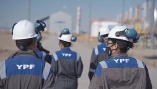 Petroleros de YPF acordaron un aumento de 80% con un bono de $100.000